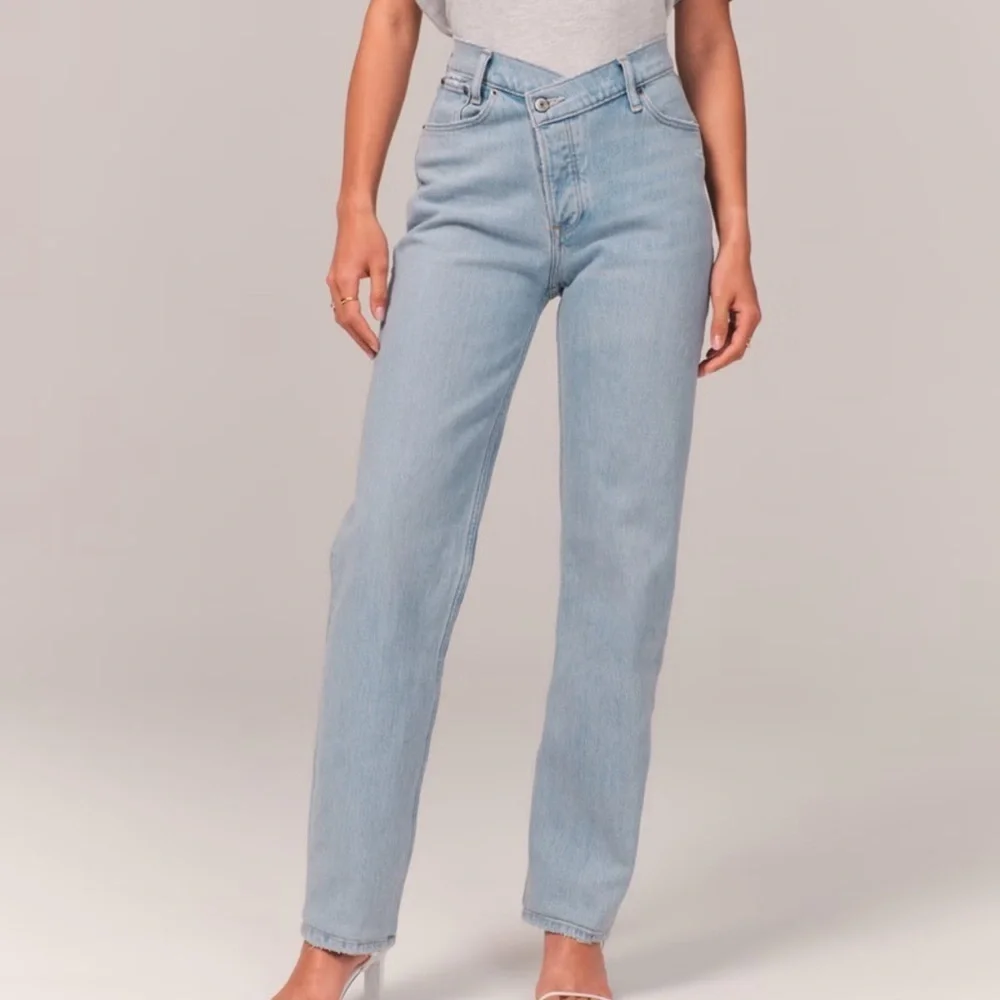 ABERCROMBIE & FITCH 4 The DAD light wash crossover Curve Love relaxed fit jean